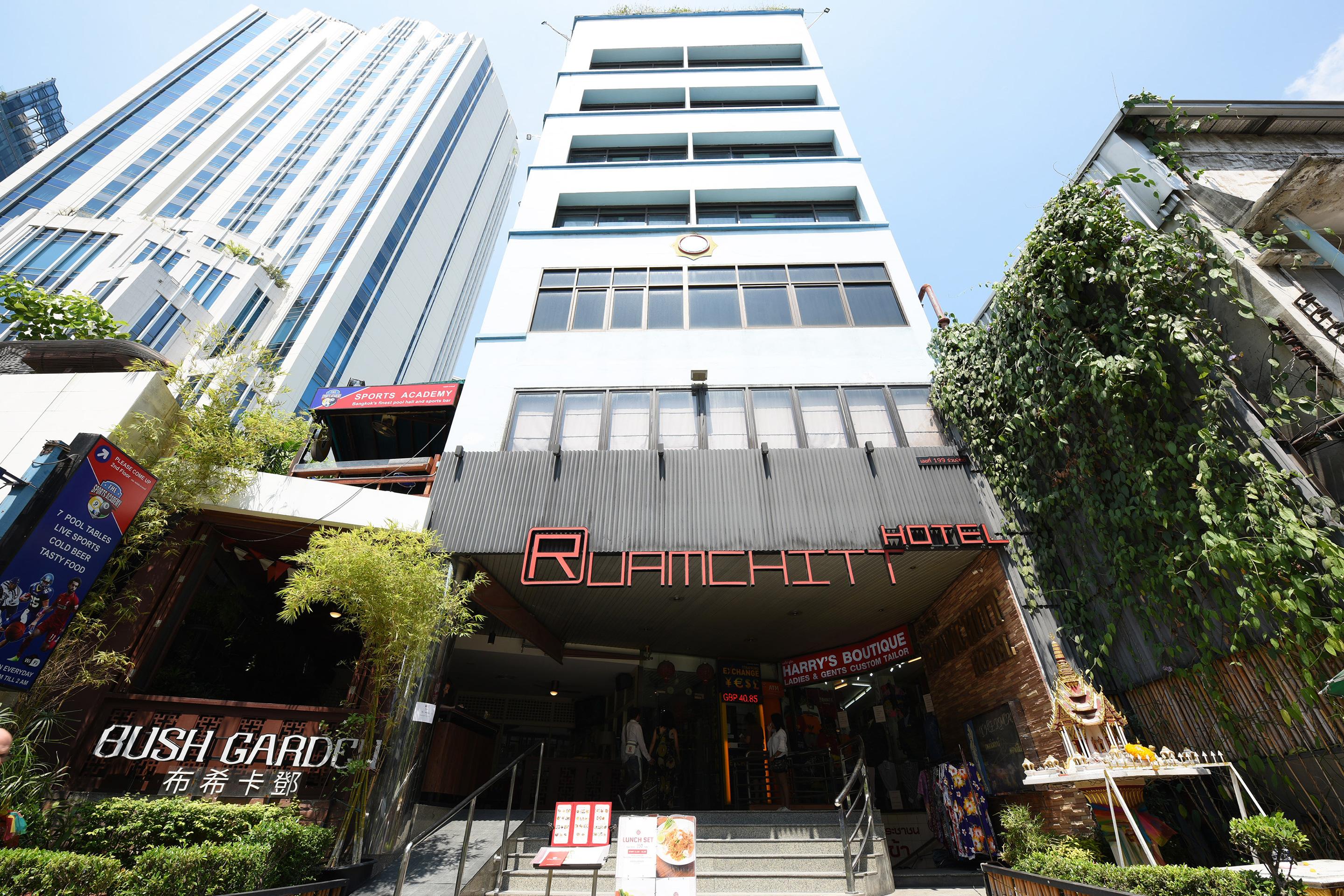 Ruamchitt Plaza Hotel Банкок Екстериор снимка