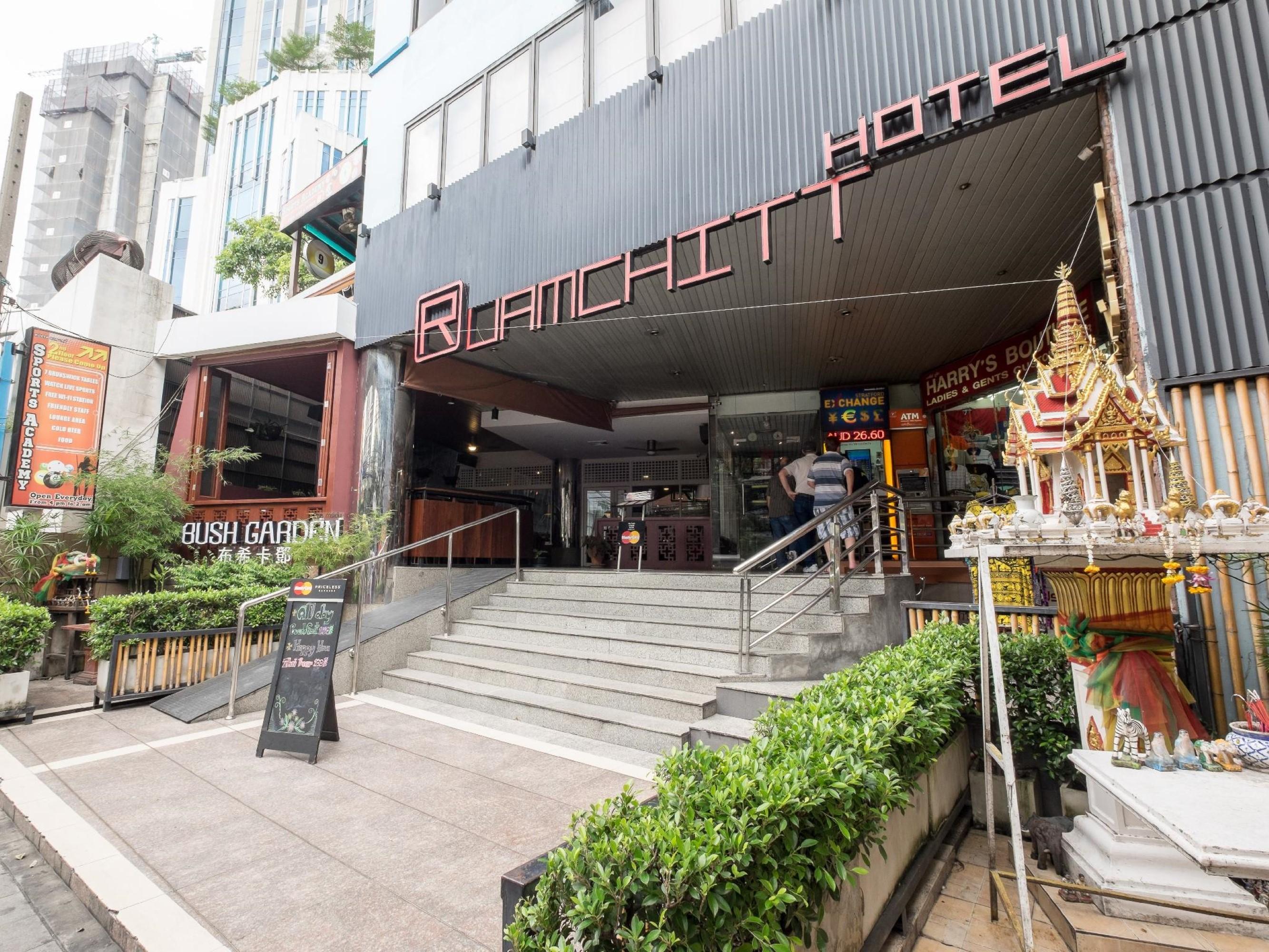 Ruamchitt Plaza Hotel Банкок Екстериор снимка