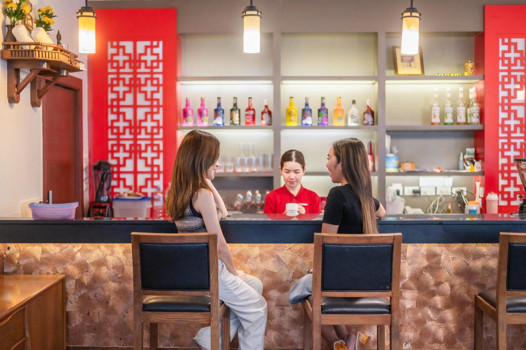 Ruamchitt Plaza Hotel Банкок Екстериор снимка