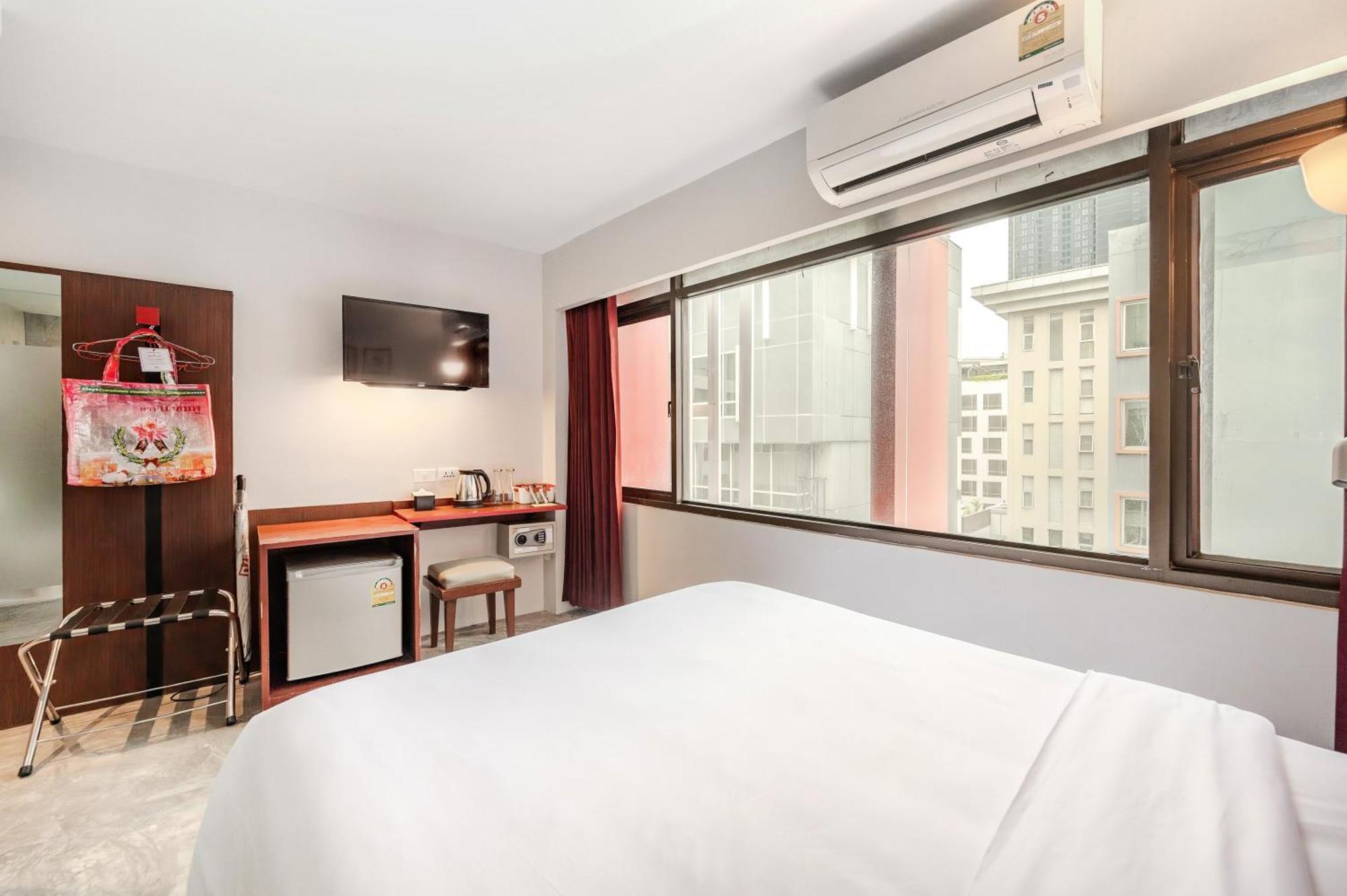 Ruamchitt Plaza Hotel Банкок Екстериор снимка