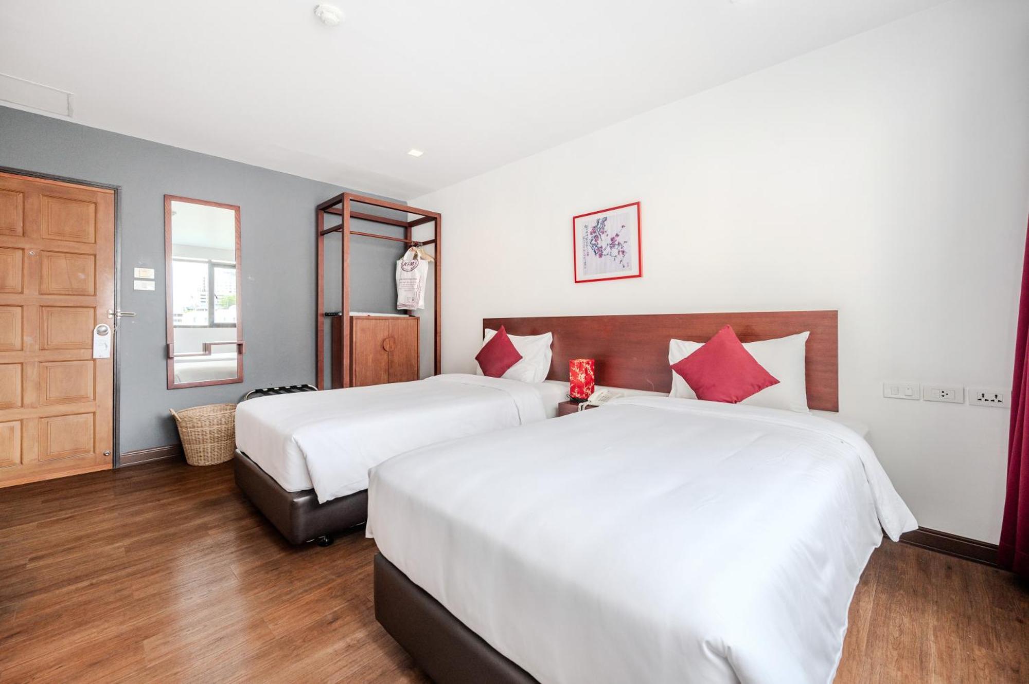 Ruamchitt Plaza Hotel Банкок Екстериор снимка